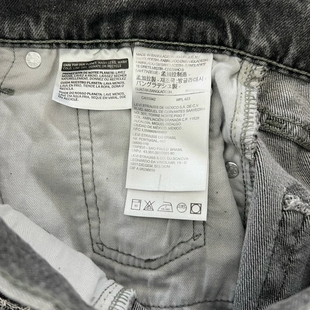 Levis size 28